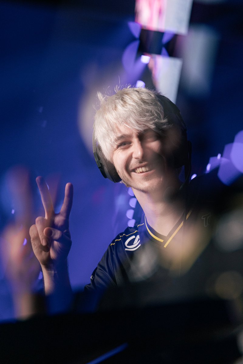 huonjie's tweet photo. Streamer's faces during RL major in Paris  🤠✨ https://t.co/7HokYotZmC