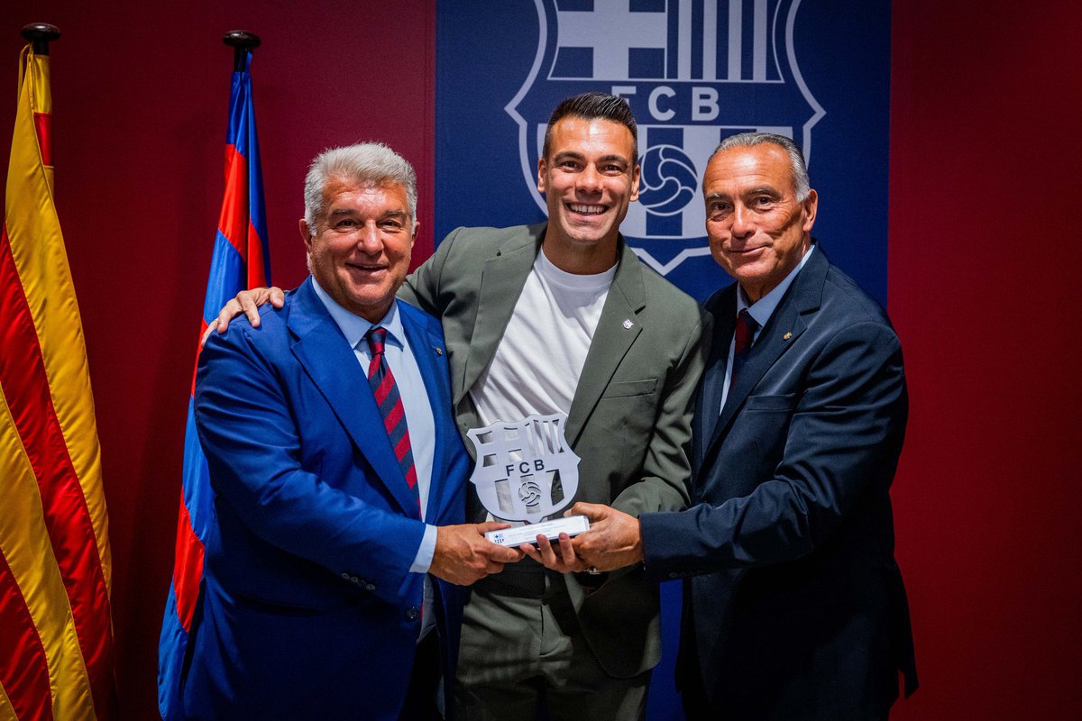 omerbalekoglu's tweet photo. Barça Futsal efsanesi Sergio Lozano’nun forması emekli edildi. 9️⃣💙♥️ https://t.co/jCVOqaXV0U