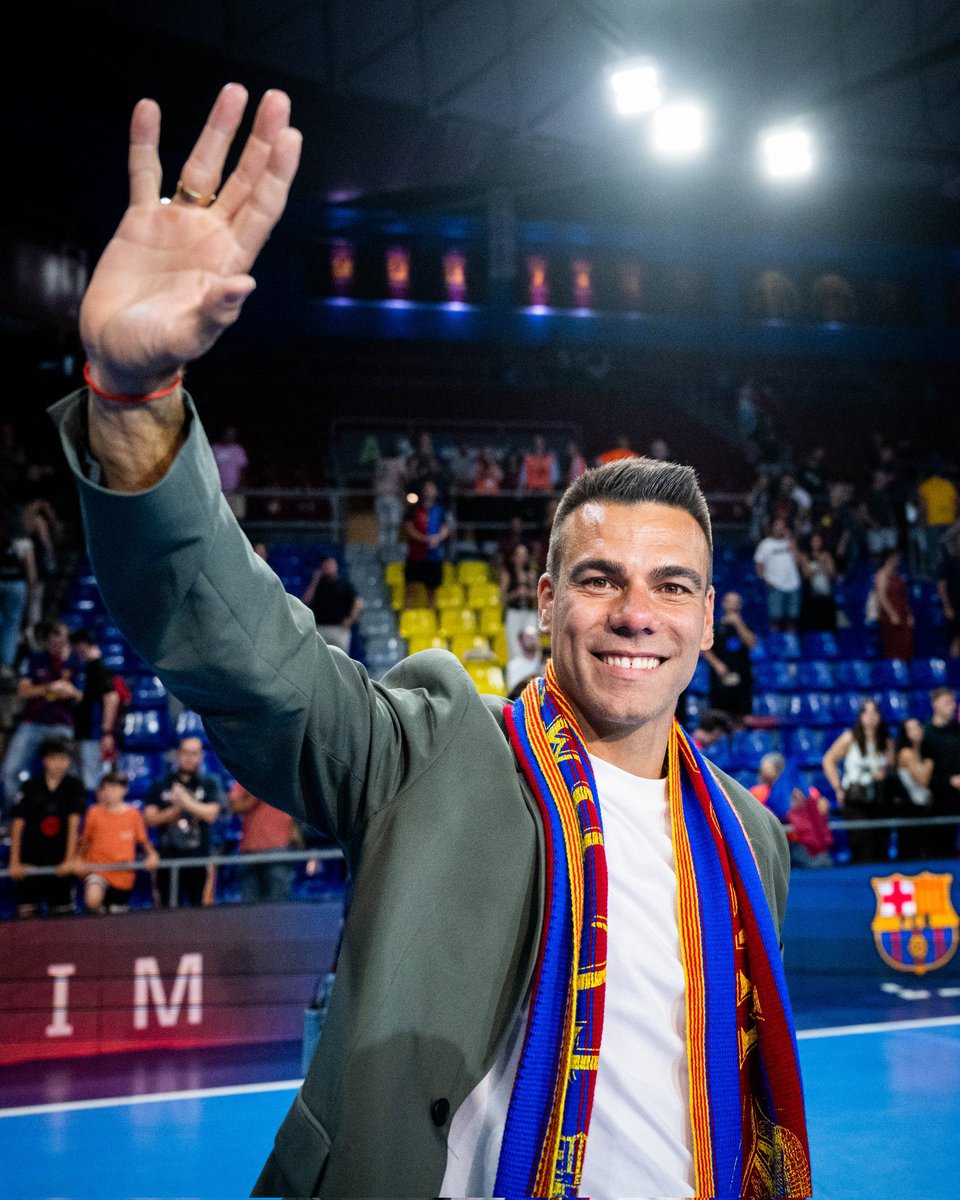 omerbalekoglu's tweet photo. Barça Futsal efsanesi Sergio Lozano’nun forması emekli edildi. 9️⃣💙♥️ https://t.co/jCVOqaXV0U