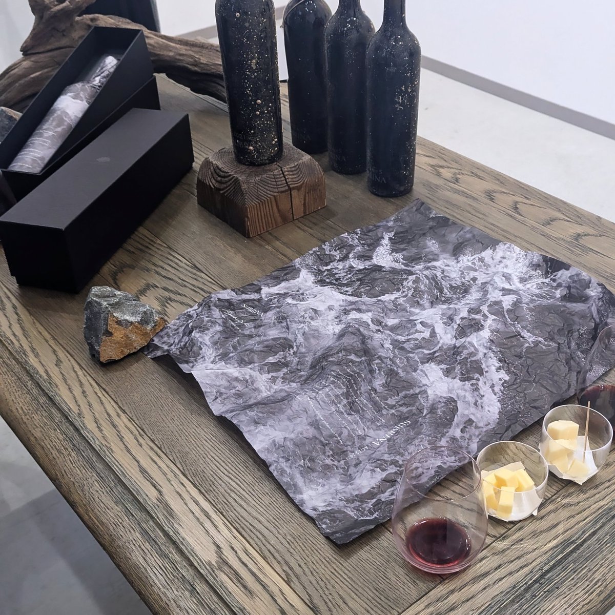 ma_wataru's tweet photo. 久しぶりにEVERANDARTへ 
海底熟成ワイン「SUBRINA」の新ヴィンテージの 
テイスティングイベント🍷

海底に沈めている間に表面にに付いた自然の付着物がそのままのボトル
 大好きな尾潟糧天さんがそれを包む 
パッケージアートを担当されていて 
今日は原画も見れる最高の機会でした https://t.co/O9k6KJww45