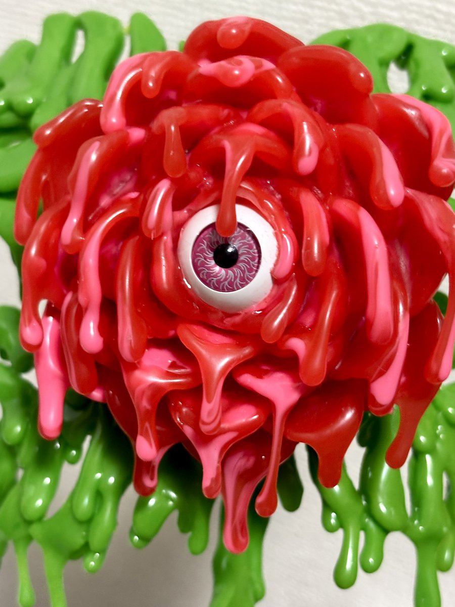 884x39's tweet photo. monさんのflower monster👁️🌹✨
デザフェスで惹かれたものの見送ってしまい…やっぱり諦められない！と通販でお迎えしました❤️爆速発送ありがとうございます！
怪奇植物的モチーフが大好物なのでとっても嬉しい🪴🎶
これからはリビングで家族を見守ってもらいます☺️ https://t.co/PDI4TTuw8H