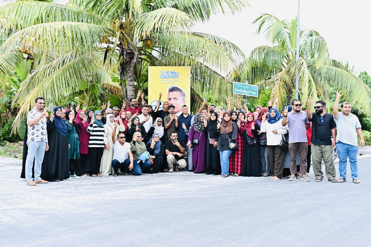 FaisalNasym's tweet photo. ހިތަދޫ އުތުރު ދާއިރާގެ ރައްޔިތުންގެ މަޖިލީހުގެ ބައި އިލެކްޝަންގައި އެމްޑީޕީގެ ފަރާތުން ވާދަކުރައްވަމުންގެންދަވާ އަބްދު الله ޞޯދިގް (ސޯބެ) އަށް ތާއީދު އިތުުރުކުރުމުގެ ގޮތުން މިއަދު ހަވީރު ވަނީ ދޮރުން ދޮރަށް ހިނގާ ރައްޔިތުންނާއި ބައްދަލުކުރެވިފައި. 

ސޯބެ އަކީ ހިންގުންތެރި ދާއިރާގެ ރައްޔިތުންނާއި ގުޅޭ ބޭފުޅެއް. ރައްޔިތުން ނިކުމެ ސޯބެ އަށް ވޯޓްދެއްވާ. ތިލަފަތަށް ވޯޓް ދެއްވާ.