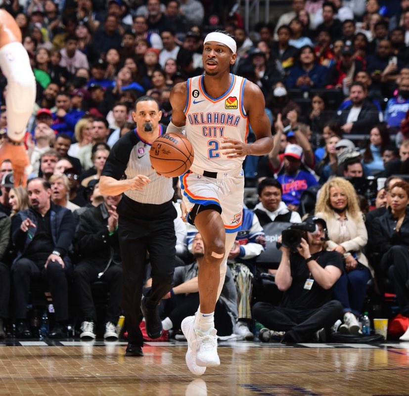NBAdoPovo's tweet photo. Draymond Green em seu podcast falando sobre o Shai Gilgeous-Alexander:

"Shai, você alcançou um novo nível de grandeza meu caro... você tem a mídia esportiva saindo por aí falando sobre o que não gosta da sua grandeza, como se o SGA estivesse correndo pela quadra com o apito na boca marcando falta para si mesmo... vocês acham que a NBA é tão fácil assim onde esse cara só cai e vai para a linha de lance livre e se torna o MVP back-to-back? A gente vai realmente rebaixar a NBA assim?"

🗞️ @DraymondShow
