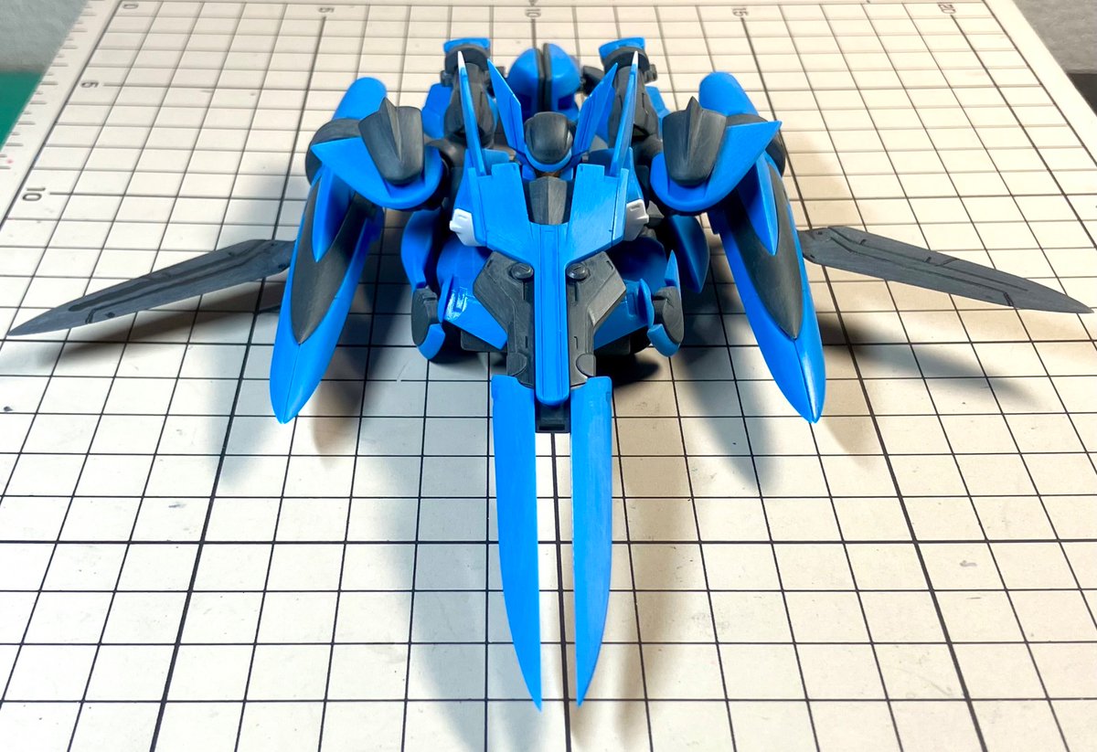 sakai09627106's tweet photo. フブキング専用ブレイヴ(指揮官機)基本工作終わり。
塗膜で厚くなる分ヤスったら人型で自立しなくなったので途中画像は巡航形態にて https://t.co/cZSKAkFx1k