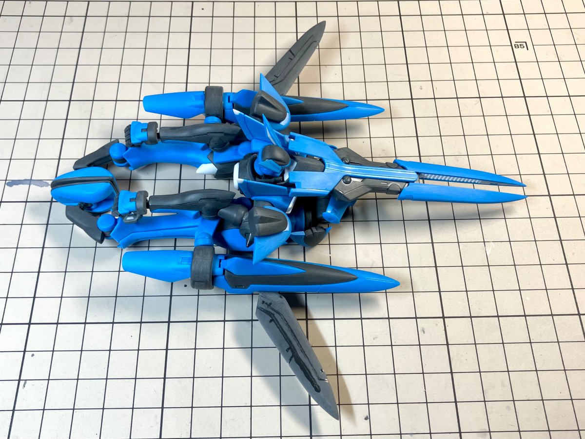 sakai09627106's tweet photo. フブキング専用ブレイヴ(指揮官機)基本工作終わり。
塗膜で厚くなる分ヤスったら人型で自立しなくなったので途中画像は巡航形態にて https://t.co/cZSKAkFx1k