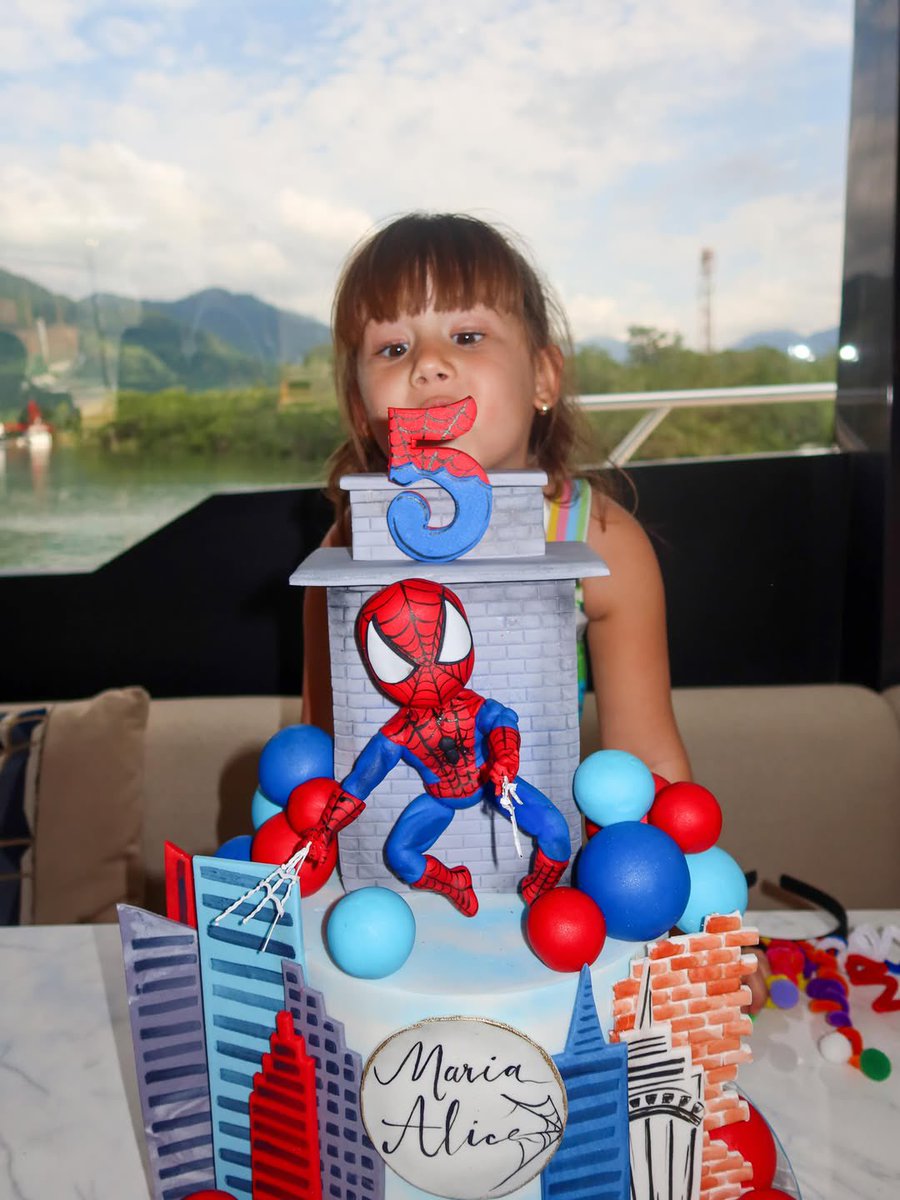 acervovirginiaf's tweet photo. Acho tão icônico o fato do bolo da Maria Alice ser do homem aranha. https://t.co/UAGYucdNIk
