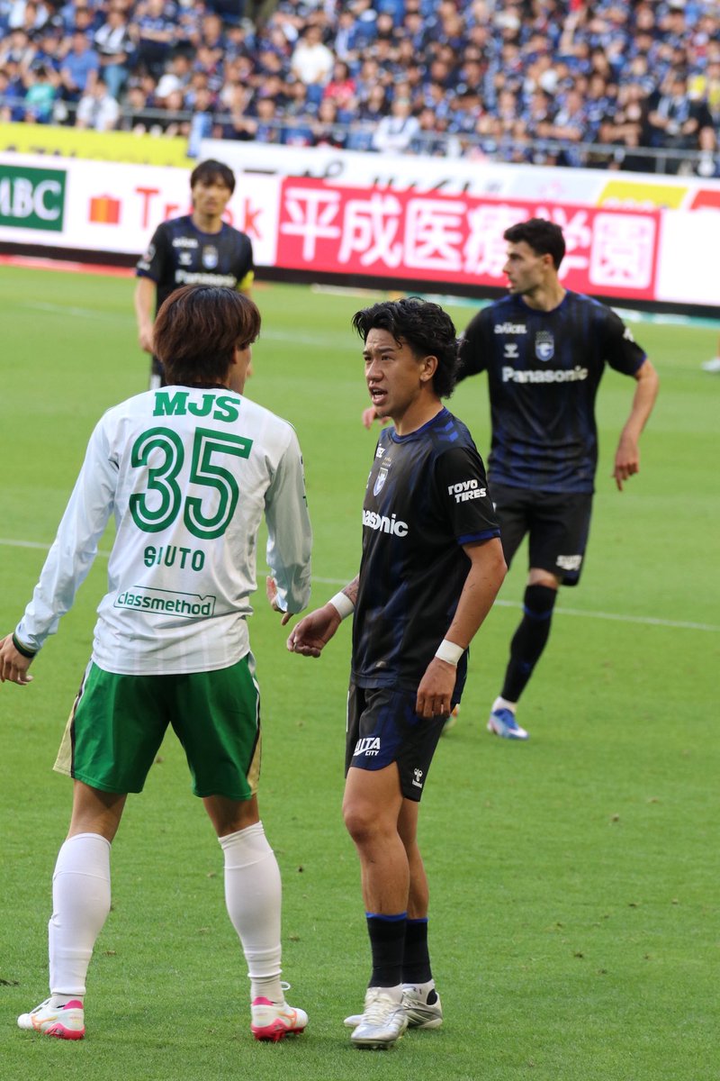 akinoko03's tweet photo. 奥抜くんに危ないスライディングしたことに対して初瀬くんが怒って詰めてた。
仲間思いで熱い男。
奥抜くん怪我なくて良かった…🥲
#初瀬亮
#ガンバ大阪
#GAMBAOSAKA https://t.co/KVW7nxOr54