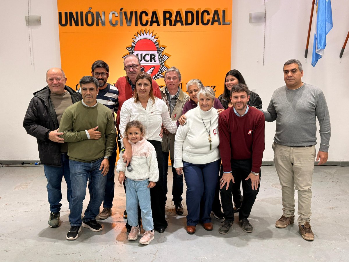 leonelchiarella's tweet photo. Felicitaciones a las nuevas autoridades de la UCR del departamento General López que asumieron la responsabilidad de seguir fortaleciendo nuestro partido en cada localidad.

La presencia territorial, los equipos de trabajo y las gestiones que transforman la realidad de nuestros vecinos son la base sobre la que seguimos construyendo una UCR fuerte, cercana y protagonista.

Muchos éxitos en esta nueva etapa. ¡Adelante radicales! 💪🇵🇱