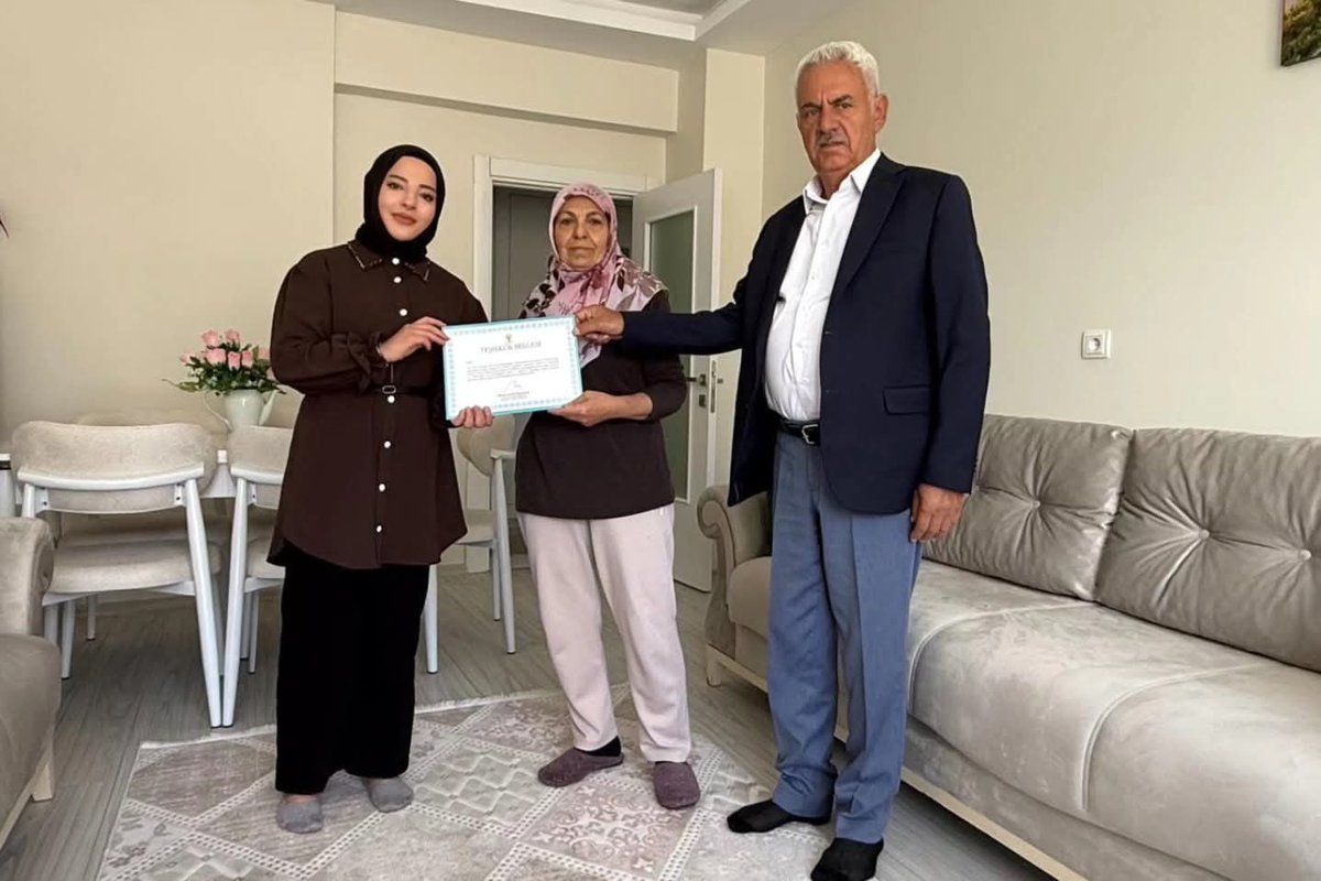 akpartielazig_'s tweet photo. İl Yönetim Kurulu Üyemiz Sayın Elçin Solmaz, İl Disiplin Kurulu Üyemiz Sayın Fetullah Çetinkaya ve Merkez İlçe Yönetim Kurulu Üyemiz Sayın Veysel Doğan tarafından gerçekleştirilen üye çalışmaları ve üye ziyaretleri kapsamında, Cumhurbaşkanımız ve Genel Başkanımız Sayın Recep Tayyip Erdoğan imzalı teşekkür belgeleri kıymetli üyelerimize takdim edildi.

Teşkilatlarımızın üyelerimizle olan gönül bağını daha da güçlendirmek ve partimizin sürdürülebilir teşkilat yapısını pekiştirmek amacıyla gerçekleştirilen çalışmalarda; vatandaşlarımızın talep ve önerileri dinlenerek birlik ve beraberlik ruhu pekiştirildi.

Üyelerimizle kurulan her temas, teşkilat çalışmalarımıza güç katarken ortak hedefler doğrultusunda yürüdüğümüz bu kutlu yolda birlik ve dayanışmamızı daha da artırmaktadır.

@Akparti 
@abuyukgumus