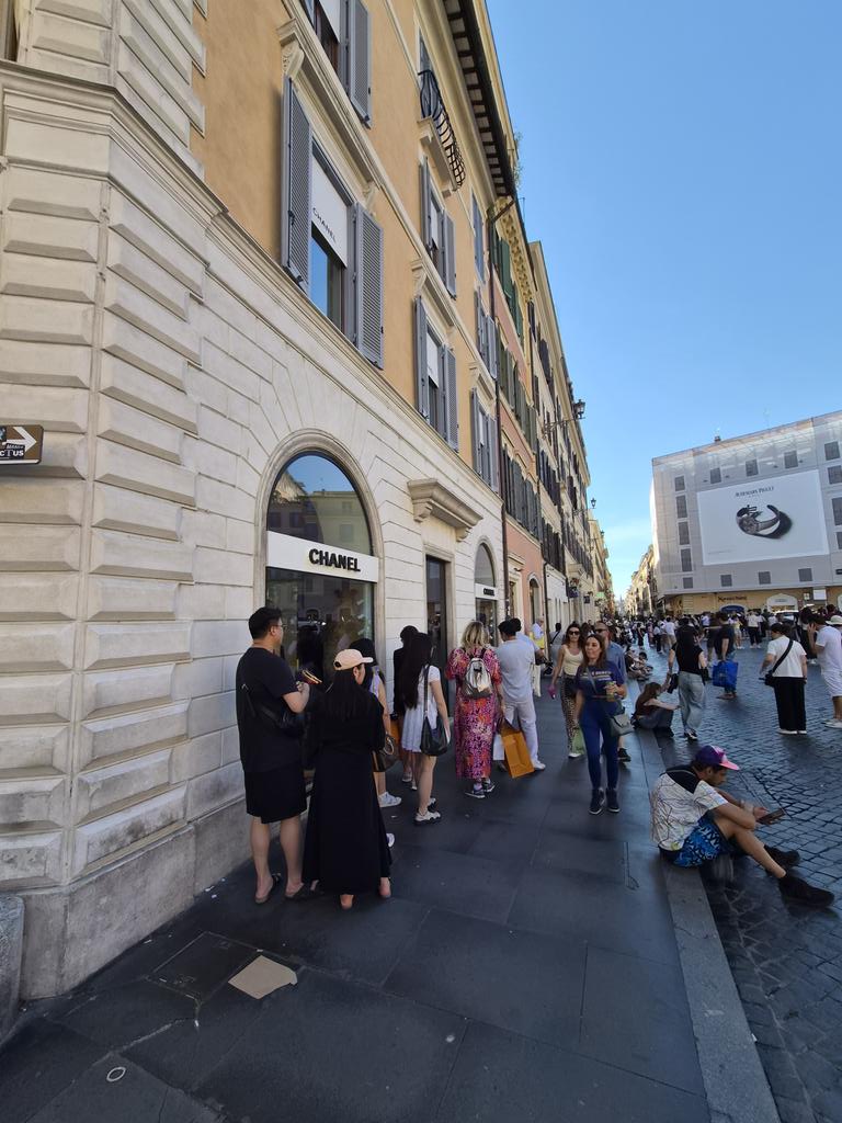 robertinoev's tweet photo. Caritas Piazza di Spagna. https://t.co/feZY7bLHsw