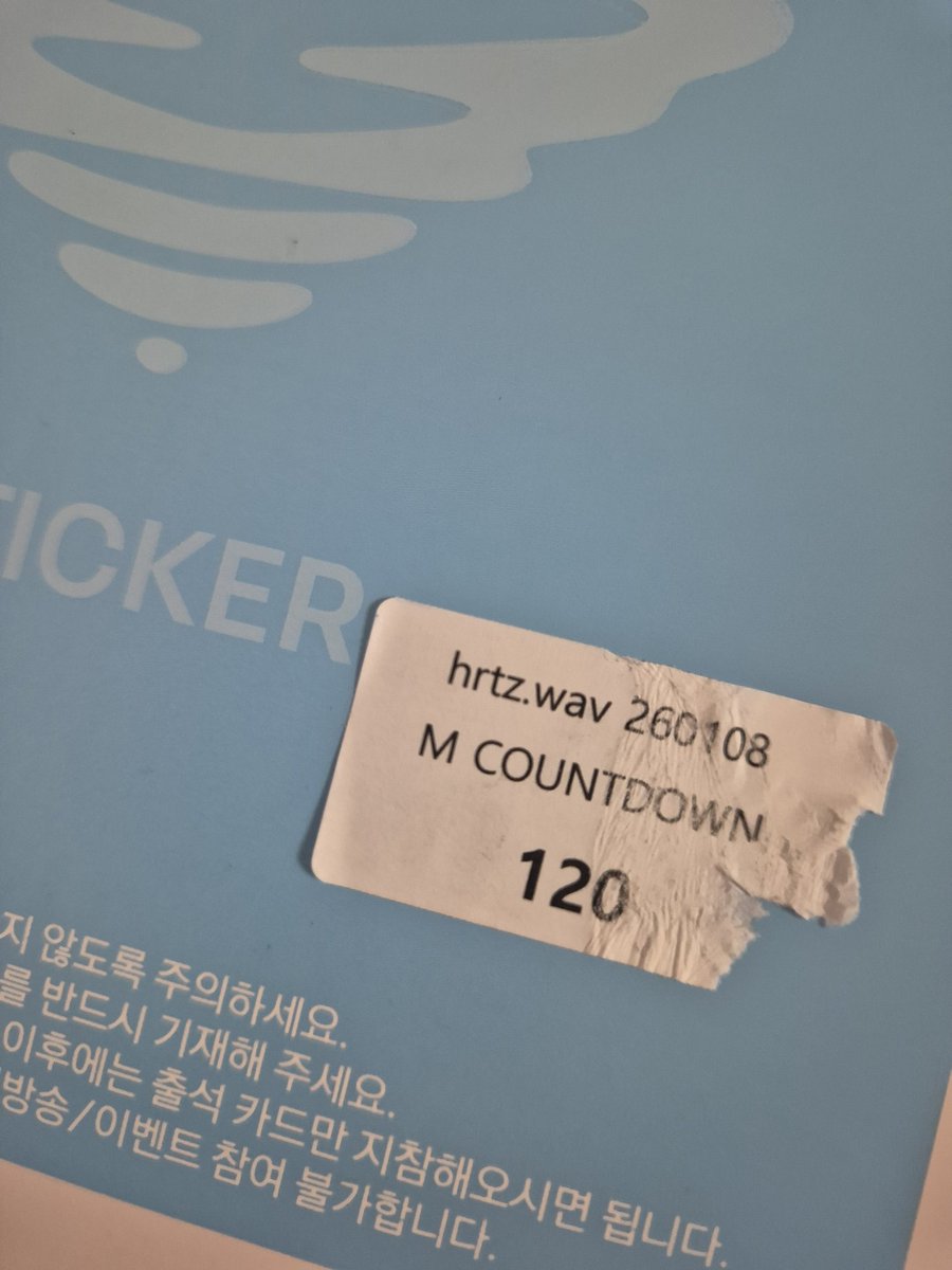 _doriaanki's tweet photo. 엠카 스페셜무대때 받은 스티커 카드에 붙여놨다가 오늘 떼니까 걸레짝이됨
하 내 첫엠카�� 추억이 https://t.co/YElxMgOOkp