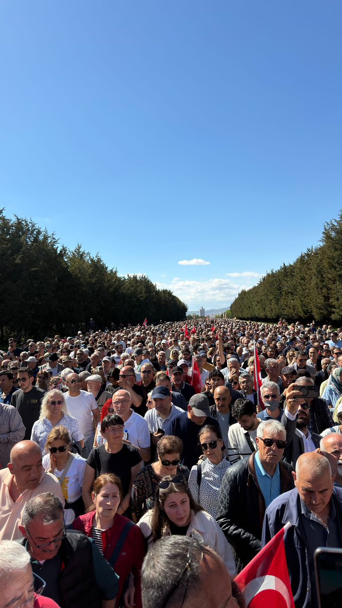cenginyurt52's tweet photo. Saraylar, beton binalar sizin olsun;
Biz meydanlarda, sokaklarda, halkımızın yanındayız. Gücümüzü saraydan değil, milletten alıyoruz. 
TEŞEKKÜRLER ANKARA.
@eczozgurozel https://t.co/03Bo6tKsz4