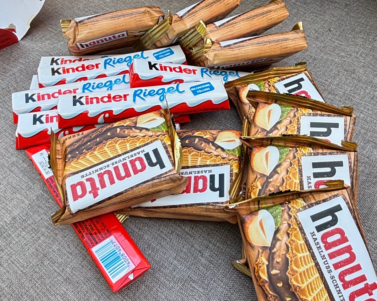 istdochechtegal's tweet photo. Der Enkel sammelt weiter fleißig Codes für WM Sammelbilder von Ferrero . 
Also opfert der Opa seine Diätpläne .. völlig selbstlos.

Alles nur für den Enkel . 

Achso , falls jemands Codes hat und die nicht nutzt, 

GERNE FOTO per DN !! 
Er freut sich drüber https://t.co/wiMjnNjahZ