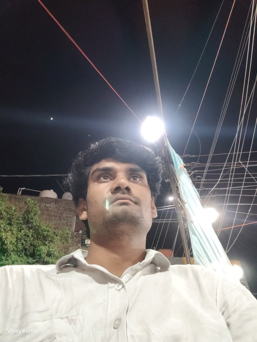 vinaykumarjhaa's tweet photo. ना जाने जब वो बारिश की पहली बूंद छपाक से जमीं पर गिरी, तब मैं किन ख्यालों में गुम था। मेरे बदन का रोम रोम उस एक बूंद के लिए तरस उठा। 
मैं चातक की तरह इंतज़ार करता रह गया और वो बारिश की पहली बूंद किसी और के छत पर बरस गई।

#indore #rain #firstrain https://t.co/Xzf7L7t1XJ