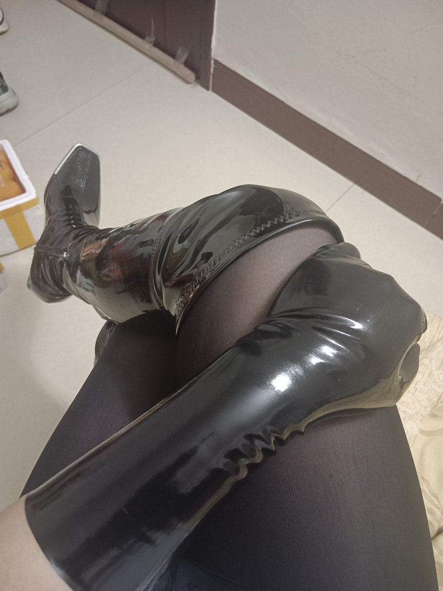 CrispLemonJ's tweet photo. 乳胶配肯豆
#latex #gloves #boots #乳胶手套 #乳胶 #肯豆 #过膝长靴 https://t.co/pdACFOmhT7