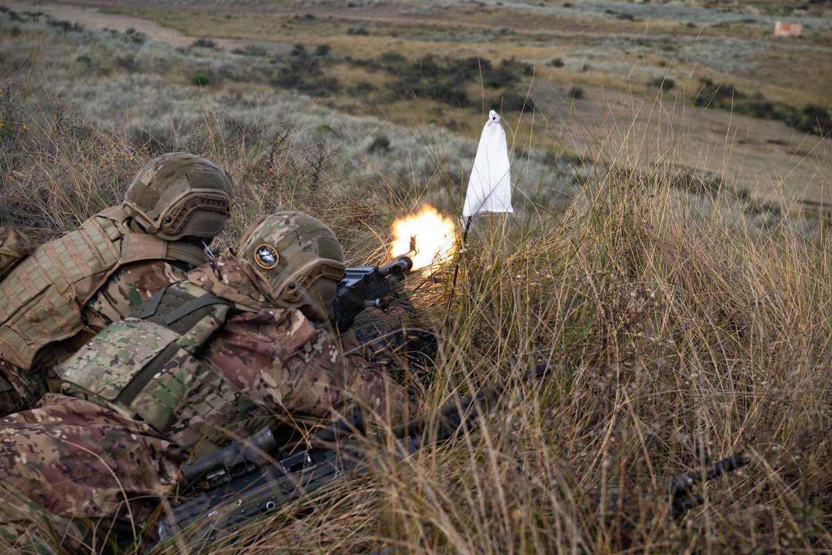 MinDefensa_Ar's tweet photo. 🇦🇷🇺🇸 En el marco del Ejercicio Conjunto Combinado DAGA ATLÁNTICA 2026, Fuerzas Especiales de Argentina y Estados Unidos realizaron actividades de adiestramiento en la Base de Infantería de Marina Baterías. 

Participaron la Agrupación de Comandos Anfibios y la Agrupación Buzos Tácticos de la @Armada_Arg, el GOE de la @FuerzaAerea_Arg y la Compañía de Comandos 603 del @Ejercito_Arg, junto a integrantes de los Boinas Verdes del 7° Grupo de Fuerzas Especiales (@SOCSOUTH).

Los ejercicios incluyeron prácticas de tiro, maniobras tácticas, planeamiento operacional y entrenamiento de atención de heridos en combate, fortaleciendo la interoperabilidad y el trabajo conjunto entre fuerzas especiales de países aliados.