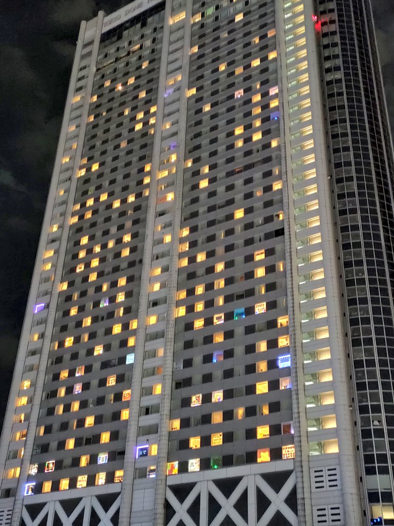 anokobokuga's tweet photo. 終電まだある方
いまでしたら、東京ドームで嵐のモニュメント？オブジェ？
最前列で写真撮れました📸寂しく楽しくなんか、胸いっぱい⋆✦ありがとう❤️💚💛💜💙 https://t.co/rJLouLyWBu