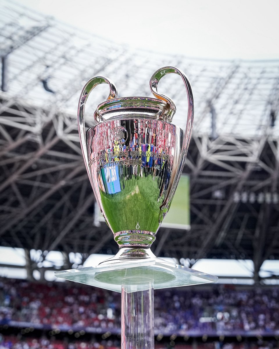 brfootball's tweet photo. The prize is in the building 😍 https://t.co/uDs4GKhAgl