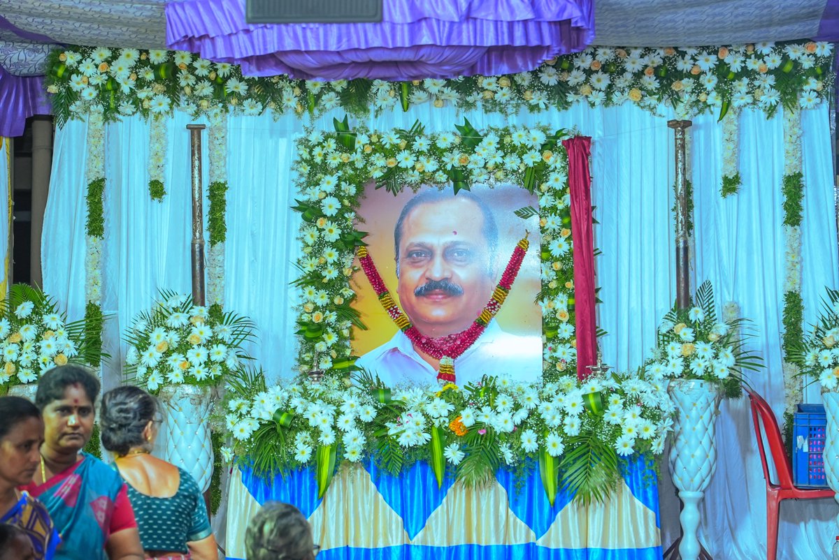 SuryahSG's tweet photo. Deeply pained by the demise of Thiru.M.Pratheepkumar, father of BJP Chennai West District Former General Secretary Thiru.M.P.Nareshkumar.

Visited their residence and opened his portrait today. My heartfelt condolences to Nareshkumar and his grieving family. 

Om Shanti.

பா.ஜ.க சென்னை மேற்கு மாவட்ட முன்னாள் பொதுச்செயலாளர் திரு.M.P.நரேஷ்குமாரின் தந்தை திரு.M.பிரதீப்குமார் அவர்கள் இயற்கை எய்திய செய்தியறிந்து மிகுந்த வேதனை அடைந்தேன்.

இன்று அவரது இல்லத்திற்கு நேரில் சென்று, அன்னாரது திருவுருவப் படத்தைத் திறந்து வைத்து அஞ்சலி செலுத்தினேன். தந்தையை இழந்து வாடும் திரு.நரேஷ்குமார் மற்றும் அவரது குடும்பத்தினருக்கு எனது ஆழ்ந்த இரங்கலையும் ஆறுதலையும் தெரிவித்துக் கொள்கிறேன். 

ஓம் சாந்தி!