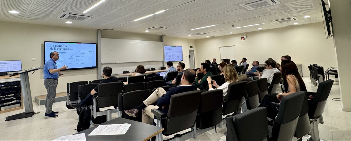 A_SisoAlmirall's tweet photo. 3a Jornada de Casos d’ús en IA Generativa, del Màster en IA en ciències de la Salut de la @UniBarcelona 
La #ia no ens substituirà, però si ens redefinirà. Característiques com la curiositat, serenitat, tolerància, empatia, creativitat, i sobretot.. -la decisió- seran humanes. https://t.co/qtlbem86jM