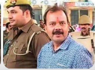 shuklajimp's tweet photo. ब्राह्मण के साथ अत्याचार देख कांप उठा था सुप्रीम कोर्ट

 यूपी में बीजेपी सरकार में ब्राह्मणो��� पर इस कदर अत्याचार हुए कि एक बार तो सुप्रीम कोर्ट भी कांप उठा..सुप्रीम कोर्ट ने एक याचिका पर यूपी के डीजीपी को फटकार लगाई थी कि अगर याचिकाकर्ता को पुलिस ने छुआ भी तो ऐसा आदेश देंगे कि डीजीपी सारी जिंदगी याद रखेंगे. ये टिप्पणी फर्रुखाबाद के बाहुबली नेता अनुपम दुबे के भाई के ऊपर पुलिसिया अत्याचार पर की थी..फर्र्खाबाद के अनुपम दुबे भी उसी तरह के बाहुबली हैं जैसे यूपी में कई सफेद लकालक कुर्ता पहने घूम रहे है,.लेकिन ब्राह्मण होने की वजह से उन्हें तबाह कर दिया गया.. ठीक वैसे ही जैसे पूर्वआंचल में बिजय मिश्र�� को..
दोनों का दबदबा ब्राह्मण विरोधियों को रास न आया..

लॉ ग्रेजुएट और बीएएमएस डिग्रीधारी अनुपम दुबे ने पिता की हत्या का बदला लेने हथियार उठाए थे... अनुपम दुबे गुरसहायगंज के समधन कस्बे में 1 मई 1995 को पिता महेश दुबे के साथ जीप से जा रहे थे.. इसी दौरान उनकी जीप से एक मुस्लिम लड़के की मौत हो गई थी.. इस हादसे के बाद. भीड़ ने अनुपम दुबे और उनके पिता नामी अधिवक्ता महेश दुबे पर हमला कर दिया ..पिता की पीट-पीट कर हत्या कर दी गई .अनुपम बुरी तरह घायल हुए और इलाज के बाद बच गए...भीड़ को ठेकेदार मोह्म्मद शमीम ने उकसाया तो पुलिस इंस्पेक्टर रामनिवास यादव ने भीड़ को रोकने की कोशिश नहीं की...अपनी आंखों के सामने हुई पिता की हत्या के बाद अनुपम ने हथियार उठा लिए...पहले शमीम और फिर रामनिवास की गोली मारकर हत्या कर दी...इसके बाद वो व्यवसाय और राजनीति में उतरे.. व्यवसा�� से अथाह पैसा कमाया.. होटल, रिसोर्ट, ईंट -भट्टा, कॉलेज बनाए.. राजनीति में उतरे डो  बार  बसपा  से विधानसभा चुनाव लड़ा. जीते नहीं  लेकिन अच्छे वोट हासिल किये.. फर्रुखाबाद जिले की राजनीति में दबदबा बनाया.. खुद नगर पालिका के चेयरमैन बने तो एक भाई को लगातार दो बार  ब्लॉक  प्रमुख, एक  भाई और भाई  की  पत्नी  को  क्षेत्र  पंचायत सदस्य बनाया.. भाजपा समर्थित को  जिला  पंचायत अध्यक्ष बनवाया.. बस  यही  से  सत्ता समीपियों की नजर में चढ़ गए...
योगी सरकार के ब्राह्मण उन्मूलन अभियान में अनुपम दुबे को माफिया घोषित कर उनकी दो सौ करोड़ संपत्ति कुर्क कर ली, इनमें कोठी, होटल, मैरिज हॉल, कॉलेज, ईंट भट्टा आदि शामिल है. आलीशान  होटल  अदालत  के स्टे के  बाद  भी  जमींदोज कर  दिया  गया..अनुपम के साथ उनको दो भाइयों अभिषेक दुबे और अनुराग दुबे को जेल में डाल दिया गया..उन पर भी अनगिनत मुकदमे लग गए..पत्नी सरकारी नौकरी से बर्खास्त कर दी गईं..एक भाई अनुराग दुबे  पर  इतने मुकदमे लादे गए  कि  एक  में  जमानत  मिलती   दूसरा  लग  जाता... इन  मुकदमों  की लिस्ट देखने के बाद सुप्रीम कोर्ट ने इसे पुलिसिया अत्याचार करार दिया था.. लेकिन  अत्याचार रुका  नहीं. दुबे  परिवार  को  पूरी  तरह  तबाह  कर  दिया गया...
इसे क्या कहेंगे, ब्राह्मण उन्मूलन अभियान???