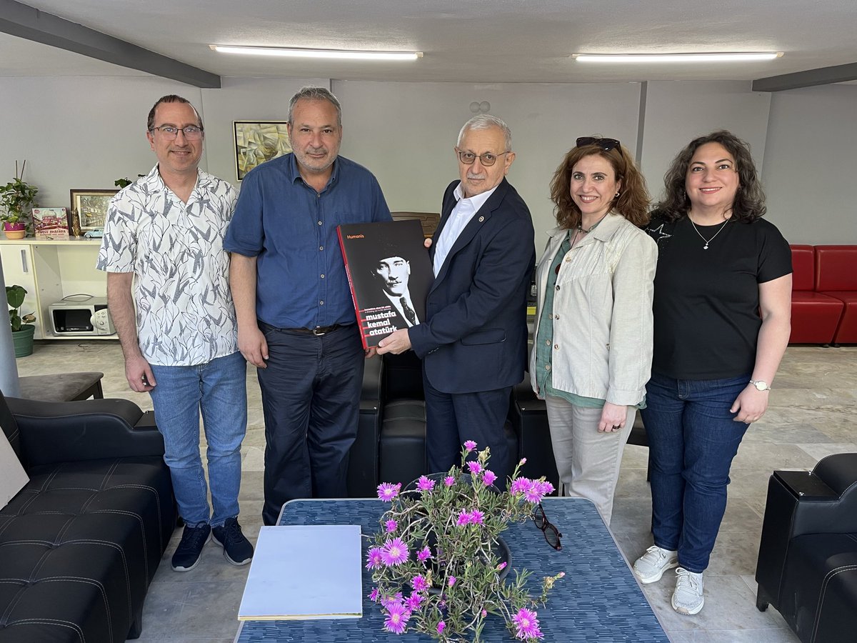 H_Nuhoglu's tweet photo. Bayramın son günü merhum Dilaver Cebeci’nin kızı, oğlu, damadı ve gelini ile yeni açacakları iş yerinde buluştuk. Derin ve güzel sohbetimizde anıları ve ülkemizin güncel sorunlarını konuştuk. Selim’in hediye ettiği “Karanlıkta akan bir yıldız- M.K. Atatürk” kitabına teşekkürler. https://t.co/IROxoZoo77