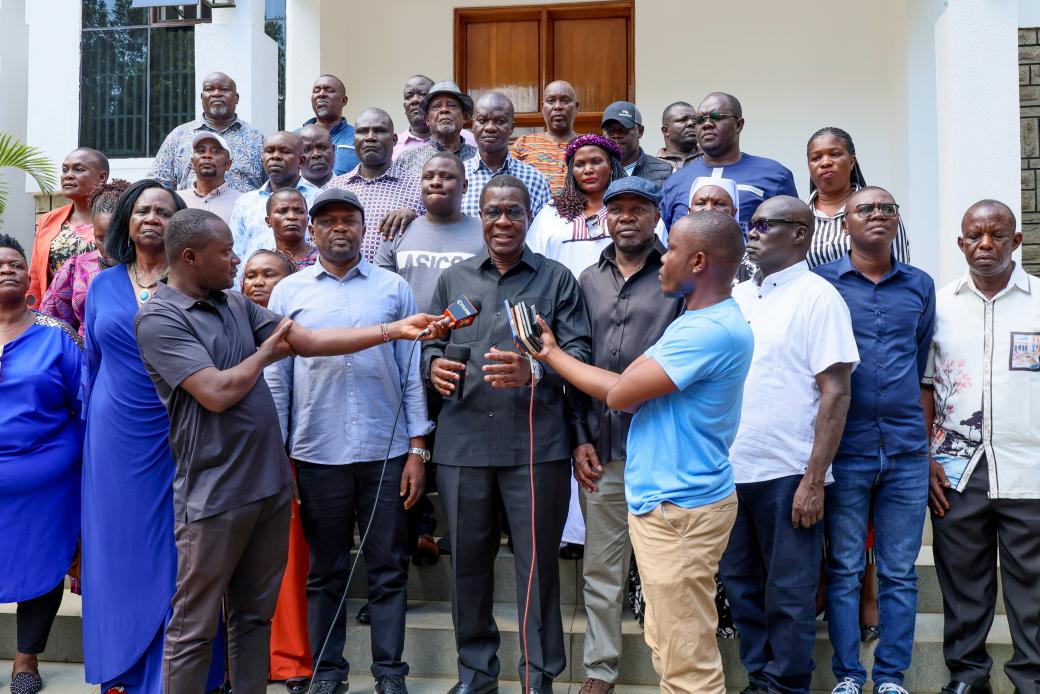 OpiyoWandayi's tweet photo. Hosted the Siaya County MCAs led by Speaker George Okode at our Sidindi residence. Deliberated on social, economic, and political matters relating to the County. Resolved to walk in unity under the leadership of President @WilliamsRuto and @ODMPartyKenya Leader Oburu Oginga. https://t.co/EG1VB5qBmJ