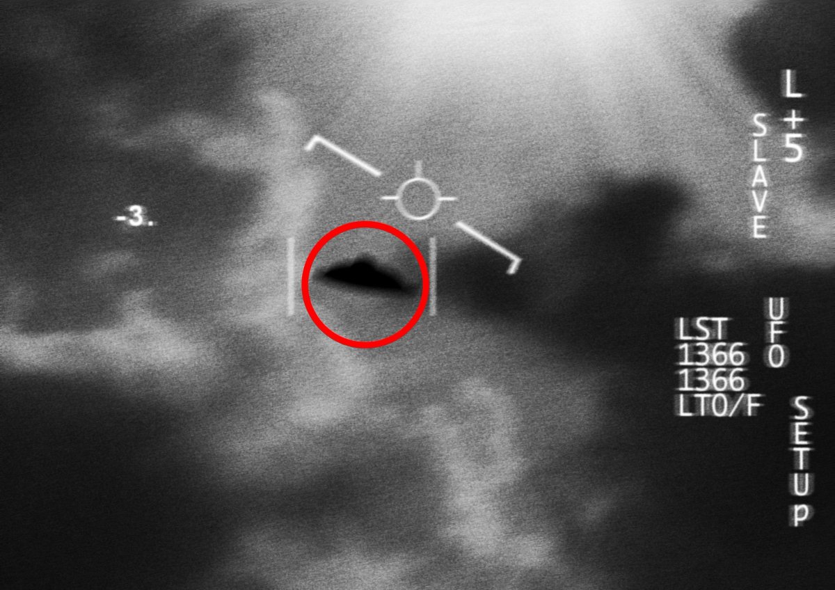 FoxNews_Flash's tweet photo. TREASURE TROVE: Ex-Pentagon UFO investigator says newly released government files reveal top secret intelligence dating to the 1940s — including evidence of recovered 'non-human' materials.

Luis Elizondo tells Fox News the documents prove the U.S. treated UAPs as a serious national security threat for decades while going to 'extreme lengths' to cover it up.