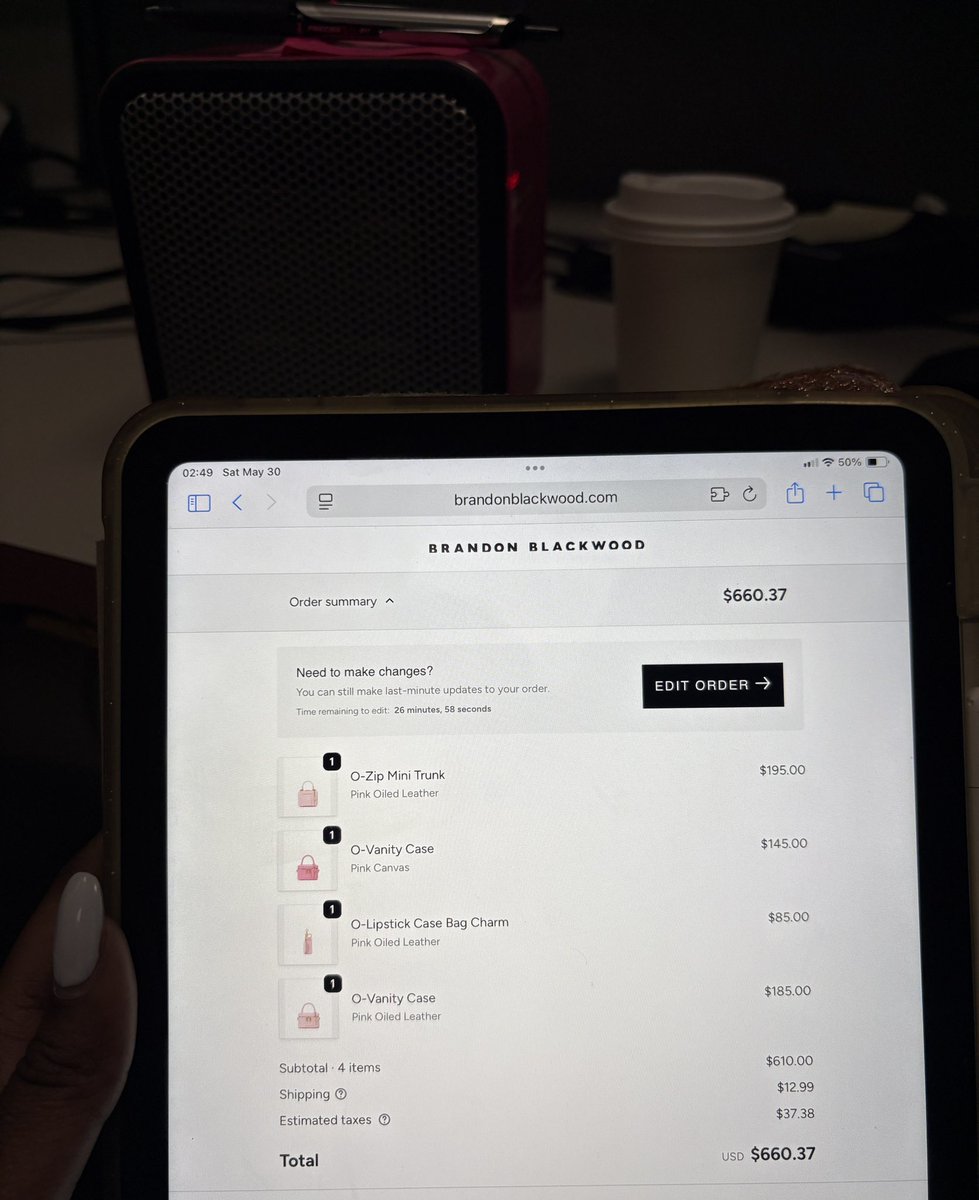 _xxQueenB's tweet photo. @LashaeAsh @BBlackwoodNYC Said I was ok with just the black bags but I lied 💕 needed that Olandria Pink 🎀🫧 https://t.co/5GwplsDWLB