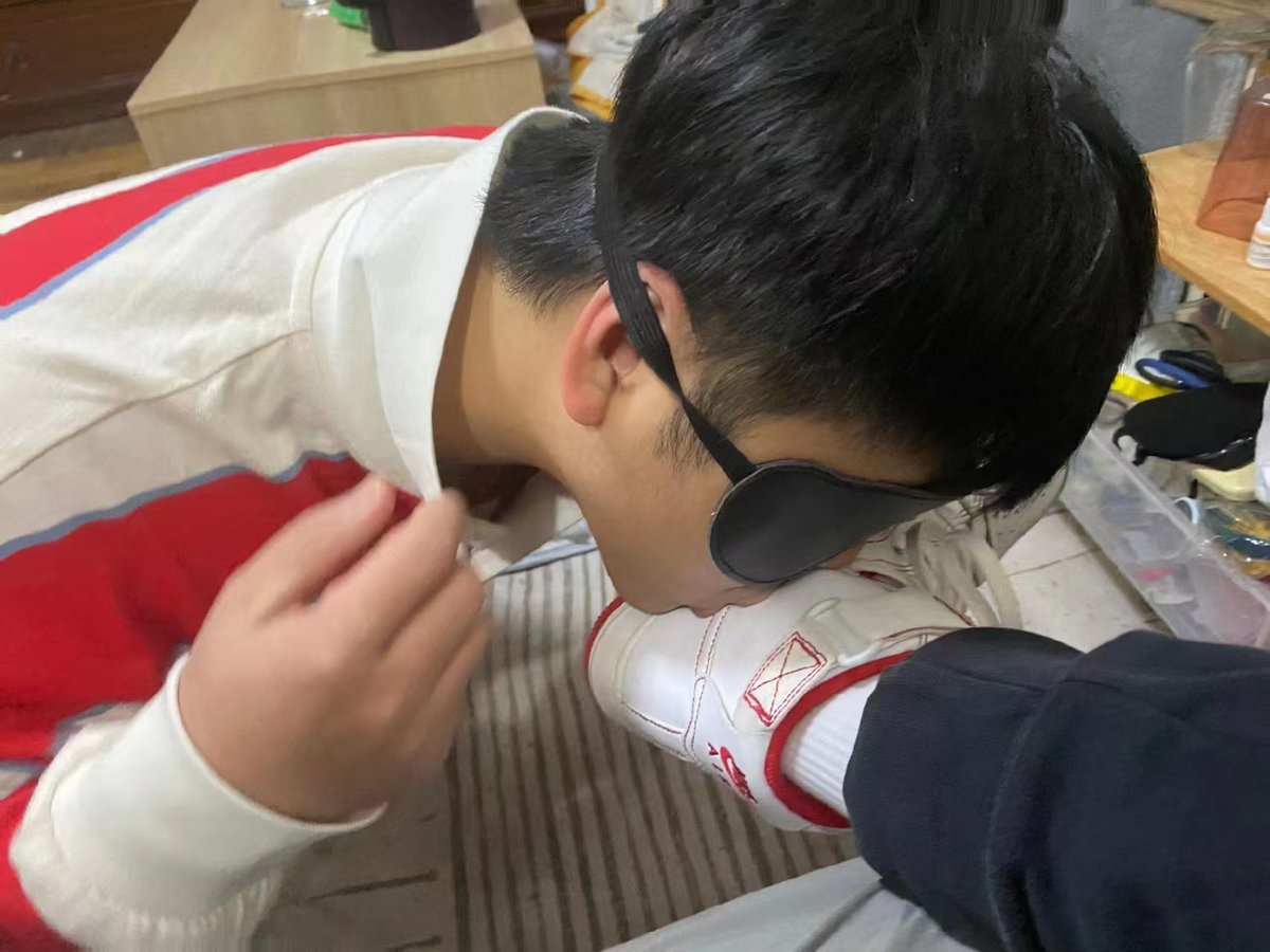 itianjio's tweet photo. 没死，就是还活着😭😭😭前阵子家里出事，很抑郁，最近终于活过来了，在武汉上学 https://t.co/HOesxdg4ei