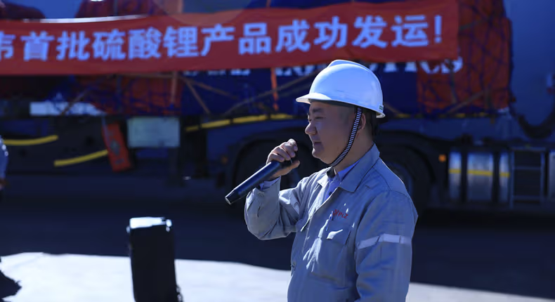 BusInsiderSSA's tweet photo. How Zimbabwe🇿🇼 got China🇨🇳 to pour in a billion dollars into value-added lithium investments

Zimbabwe🇿🇼 banned the export of raw lithium and unbeneficiated minerals, resulting in nearly $1 billion in investments for local processing plants.

Chinese🇨🇳 companies, particularly Huayou and Sinomine, have led investments and construction of several lithium sulfate processing facilities.

The first lithium sulfate shipment from Zimbabwe🇿🇼 was exported in April, marking a milestone as the first such product from both the country and the African continent.

Lithium sales surged in 2026, with volumes rising 2% and value increasing 106% year-over-year, highlighting strong global demand and government policy impact.