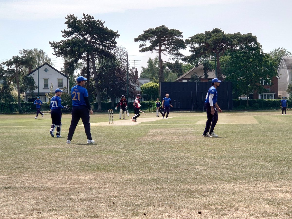 ped1980's tweet photo. Some more leather on willow today as @HadleighEssexCC take on @UpminsterCC at John Burrows.....lovely stuff 👌 https://t.co/qFzP7zlmCc
