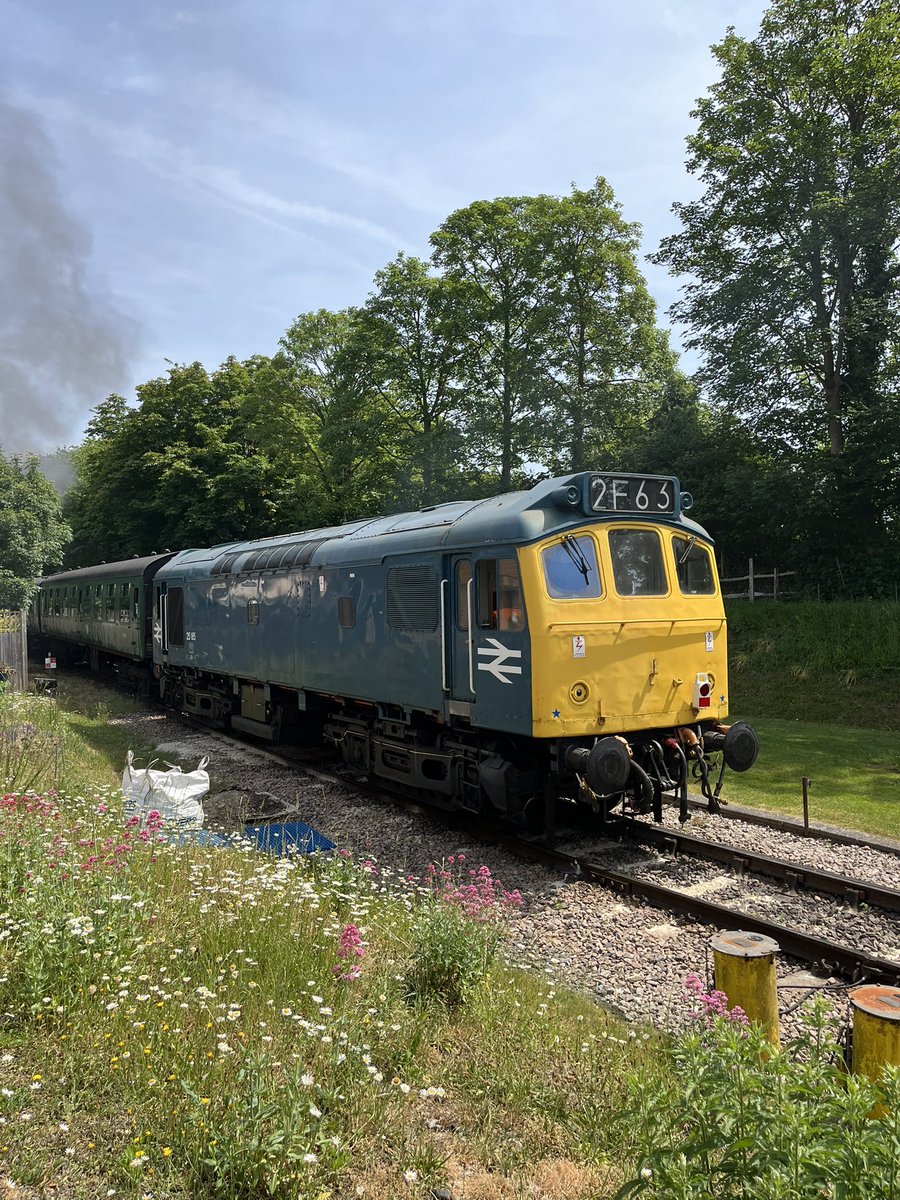 jasonfrancis71's tweet photo. The 12:01 leaving groombridge lovey sight and smell! https://t.co/DwWU5K8GVv