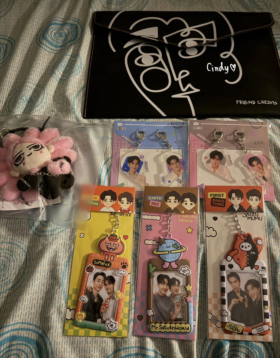 floraa_nt's tweet photo. WTS 

Official photocards, postcards, dolls and blanket hoodies

Can ship or F2F

Dm me only if interested!💗

#ตลาดนัดgmm #ตลาดนัดgmmtv #GeminiFourth #JimmySea #EarthMix #FirstKhaotung #ForceBook https://t.co/byB11SvURY