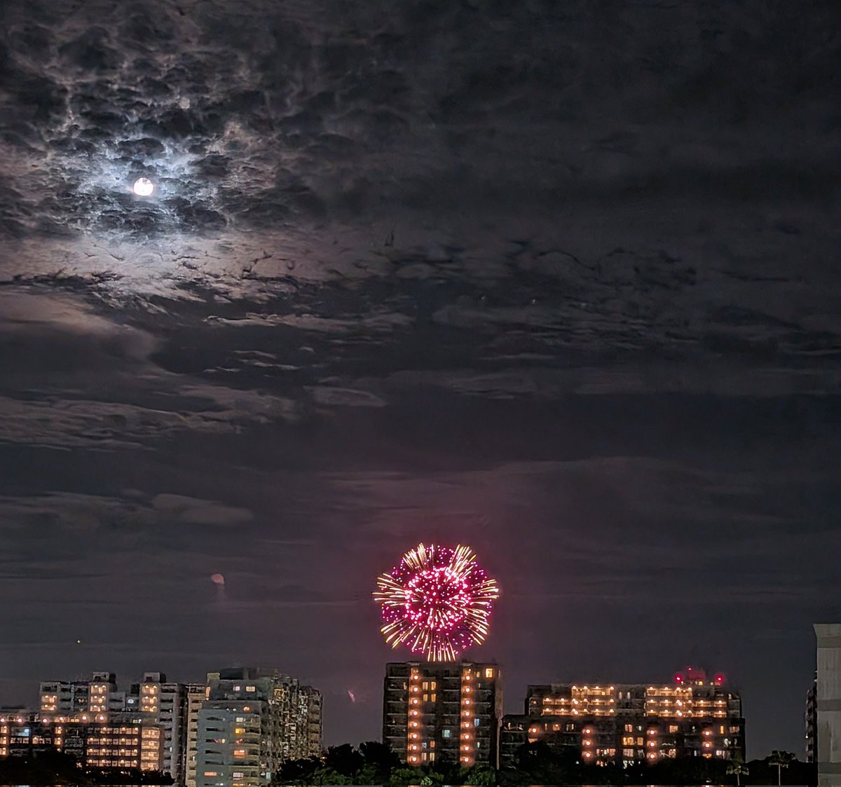 beet_hachi's tweet photo. 帰り道、今年初花火🎆 https://t.co/0AUBRmLYCn