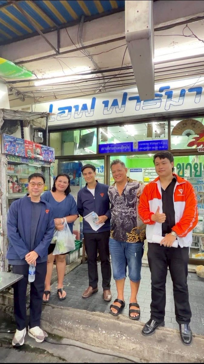 paritw92's tweet photo. พรรคประชาชนเราอยากเห็น กทม. เป็นเมืองที่รับประกันคุณภาพชีวิตที่ดีให้กับทุกคน
.
ในมุมหนึ่ง พรรคประชาชนเราส่งผู้สมัครผู้ว่า กทม. และ สก. ครบทั้ง 50 เขต เพื่อหวังเข้าไปร่วมกันผลักดันนโยบายและข้อบัญญัติในระดับเมือง ที่จะทำให้การใช้ชีวิต การเดินทาง การค้าขาย และการเลี้ยงครอบครัว “ง่ายขึ้น” สำหรับทุกคนใน กทม. - โดยเมื่อวันก่อน ผมได้มีโอกาสไปรับฟังปัญหา พูดคุย และนำเสนอนโยบายต่อพี่น้องประชาชนในพื้นที่บางกะปิและวังทองหลาง ร่วมกับผู้สมัคร สก. ในแต่ละเขต
.
ในอีกมุมหนึ่ง สส. ของพรรคประชาชน เราได้เสนอร่าง พ.ร.บ. กรุงเทพมหานคร ต่อสภา เพื่อหวังปลดล็อกให้ กทม. มีอำนาจแก้ไขปัญหาใน กทม. มากขึ้น (เช่น ขนส่งสาธารณะ การจราจร) รวมถึงปรับโครงสร้าง กทม. ให้ใกล้ชิดกับประชาชนมากขึ้นโดยมีผู้บริหารจากการเลือกตั้ง 2 ชั้น - ตอนนี้ ร่างดังกล่าว (ซึ่งเป็นร่างการเงิน) อยู่ที่โต๊ะนายกฯอนุทิน เพื่อให้นายกฯตัดสินใจว่าจะเซ็นรับรองให้เข้าสู่การพิจารณาของสภาหรือไม่