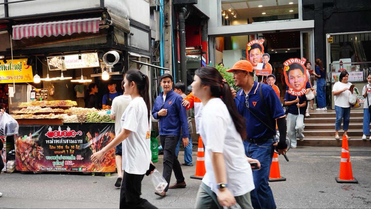 paritw92's tweet photo. พรรคประชาชนเราอยากเห็น กทม. เป็นเมืองที่รับประกันคุณภาพชีวิตที่ดีให้กับทุกคน
.
ในมุมหนึ่ง พรรคประชาชนเราส่งผู้สมัครผู้ว่า กทม. และ สก. ครบทั้ง 50 เขต เพื่อหวังเข้าไปร่วมกันผลักดันนโยบายและข้อบัญญัติในระดับเมือง ที่จะทำให้การใช้ชีวิต การเดินทาง การค้าขาย และการเลี้ยงครอบครัว “ง่ายขึ้น” สำหรับทุกคนใน กทม. - โดยเมื่อวันก่อน ผมได้มีโอกาสไปรับฟังปัญหา พูดคุย และนำเสนอนโยบายต่อพี่น้องประชาชนในพื้นที่บางกะปิและวังทองหลาง ร่วมกับผู้สมัคร สก. ในแต่ละเขต
.
ในอีกมุมหนึ่ง สส. ของพรรคประชาชน เราได้เสนอร่าง พ.ร.บ. กรุงเทพมหานคร ต่อสภา เพื่อหวังปลดล็อกให้ กทม. มีอำนาจแก้ไขปัญหาใน กทม. มากขึ้น (เช่น ขนส่งสาธารณะ การจราจร) รวมถึงปรับโครงสร้าง กทม. ให้ใกล้ชิดกับประชาชนมากขึ้นโดยมีผู้บริหารจากการเลือกตั้ง 2 ชั้น - ตอนนี้ ร่างดังกล่าว (ซึ่งเป็นร่างการเงิน) อยู่ที่โต๊ะนายกฯอนุทิน เพื่อให้นายกฯตัดสินใจว่าจะเซ็นรับรองให้เข้าสู่การพิจารณาของสภาหรือไม่