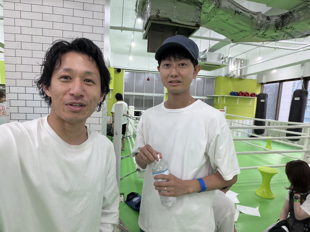 o7237o55's tweet photo. 今日は初めてのキックボクシングの試合でした！セコンドを頼める友達がいない僕はレンタル何もしない人　@morimotoshoji さんにセコンドになってもらいました！おかげさまで初出場、初勝利出来ました！
ありがとうございました！！ https://t.co/Qu6sm47Y6T