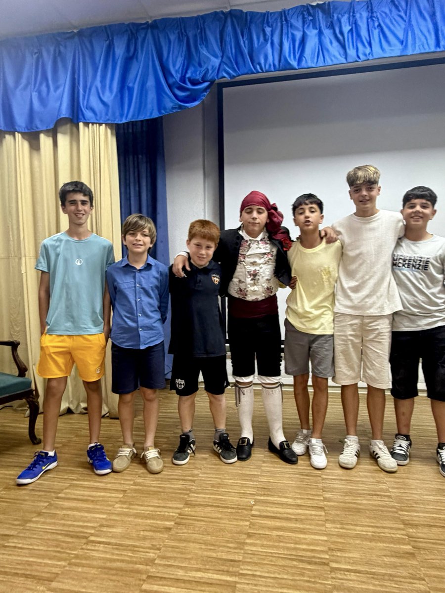 fallarosari's tweet photo. Els lligams que naixen a les Falles perduren per sempre ♥️. És el que ha passat amb Alba, Lucía i Alberto, representants de l’estimada @Fbarracarosario. Ahir, es va celebrar el seu comiat i no van voler faltar Lourdes, Julia i Nacho ✨. https://t.co/kN0rTQf2Nl