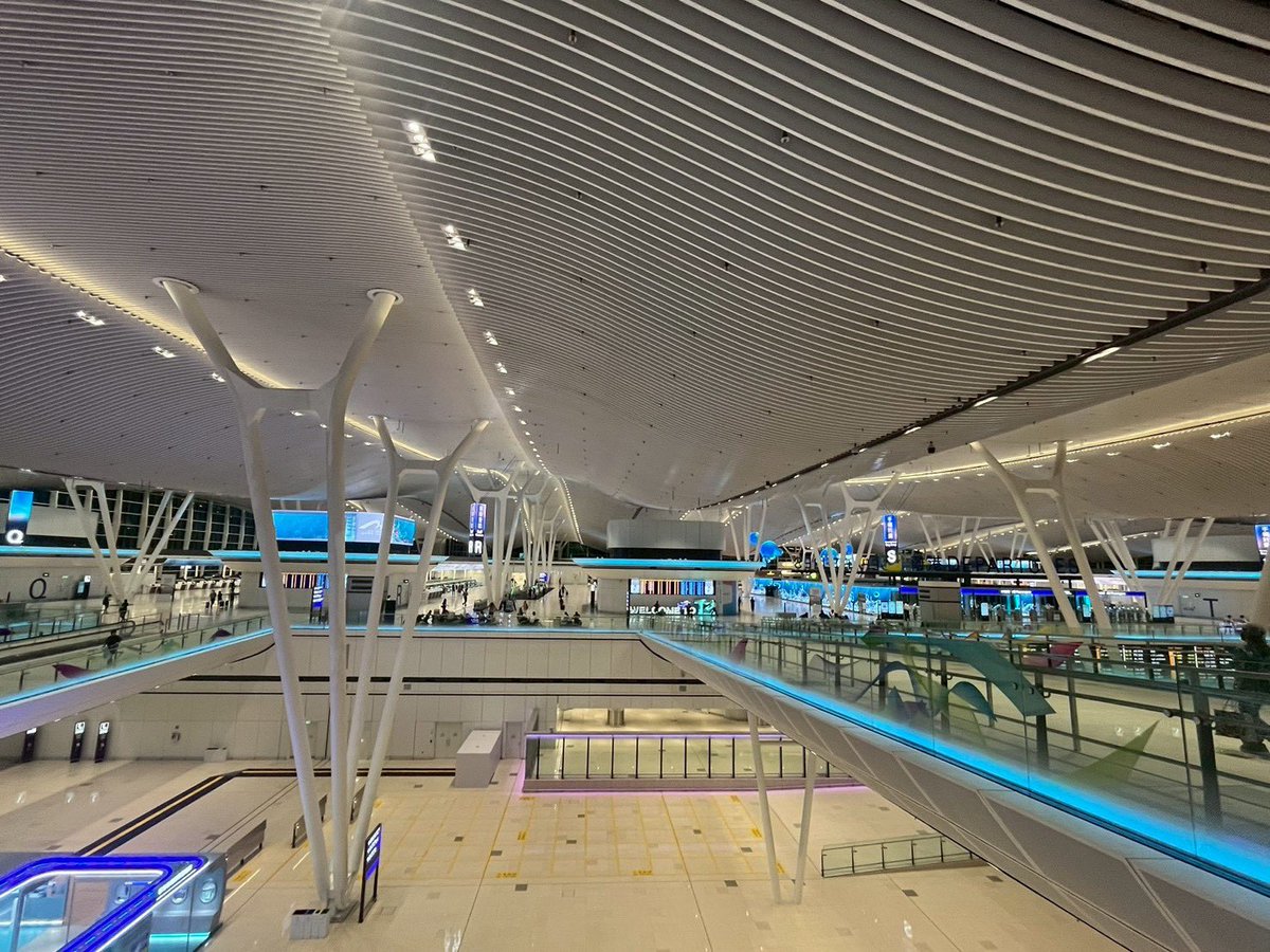 popolare_2010's tweet photo. 【香港国際空港ターミナル2】
昨日の午後九時頃
Melbourneへ行く身内が送ってくれた📸
どんな感じって思ってたから……なるほど
まだ、香港航空だけ？？？
香港コミコンに来ていて日本に帰る時、
このピカピカを利用する人も多いのでは？
#香港 https://t.co/nETSYtjfeC