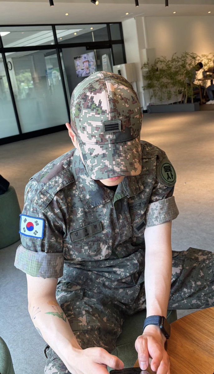 YugyeomThailand's tweet photo. 🪖 D - 302 [30/05/2026]

ดอกแดนดิไลออน ในชุดคุณทหาร เท่ฝุดๆ 😍

Cr.https://t.co/AlIV5PDelA

Always Think About Gyeom
#InterlunarTimeWithYugyeom
#인터루나타임과_유겸
#Yugyeom #유겸  #ยูคยอม https://t.co/UE1V1rxi7o