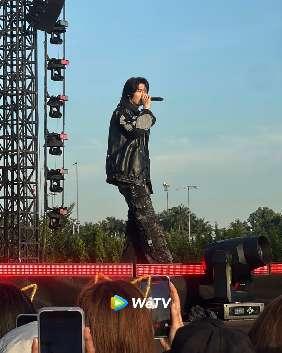 wetvmalaysia's tweet photo. @winmetawin lighting up the stage with unmatched charisma and energy! 🔥🔥 #ASIATOPMUSICFESTIVAL #AsiaTop #JOOX #QQMusic
@joox_global https://t.co/5gAUXQXrlq
