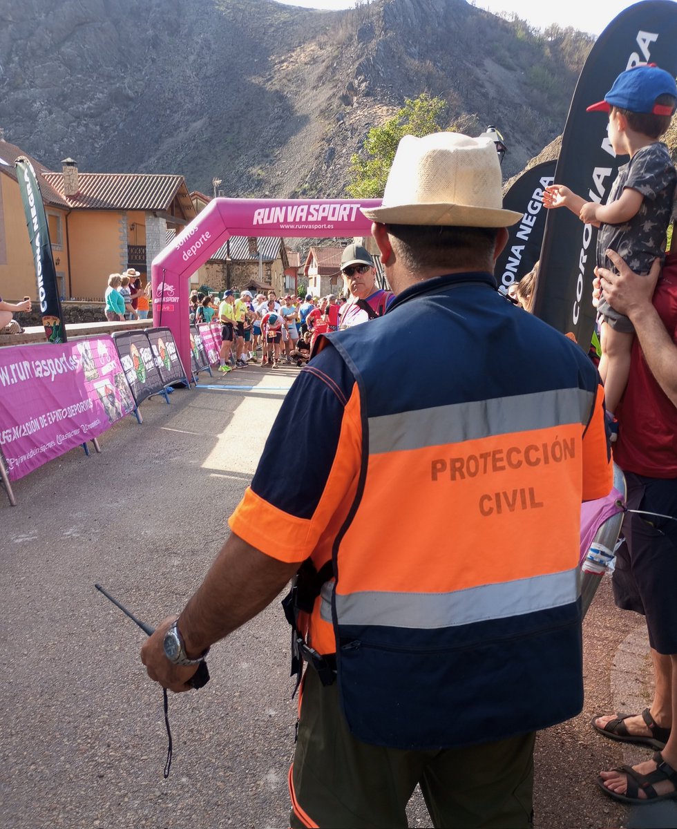 ElRefugioAVPC's tweet photo. 🥵🥵 Calor,mucho calor.Hoy nuestros voluntarios han prestado servicio en la Carrera Corona Negra  Trail celebrada en Portilla de la Reina, enhorabuena a nuestros voluntarios de @ElRefugioAVPC 💜 https://t.co/jSd0x8q4GF