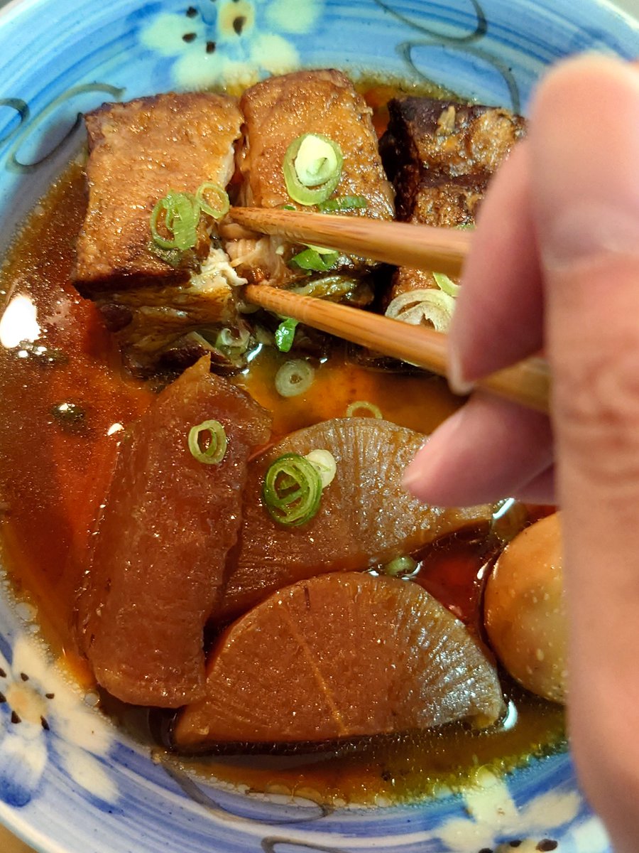 y108's tweet photo. 箸で切れてご満悦 https://t.co/hpCuA45pjh