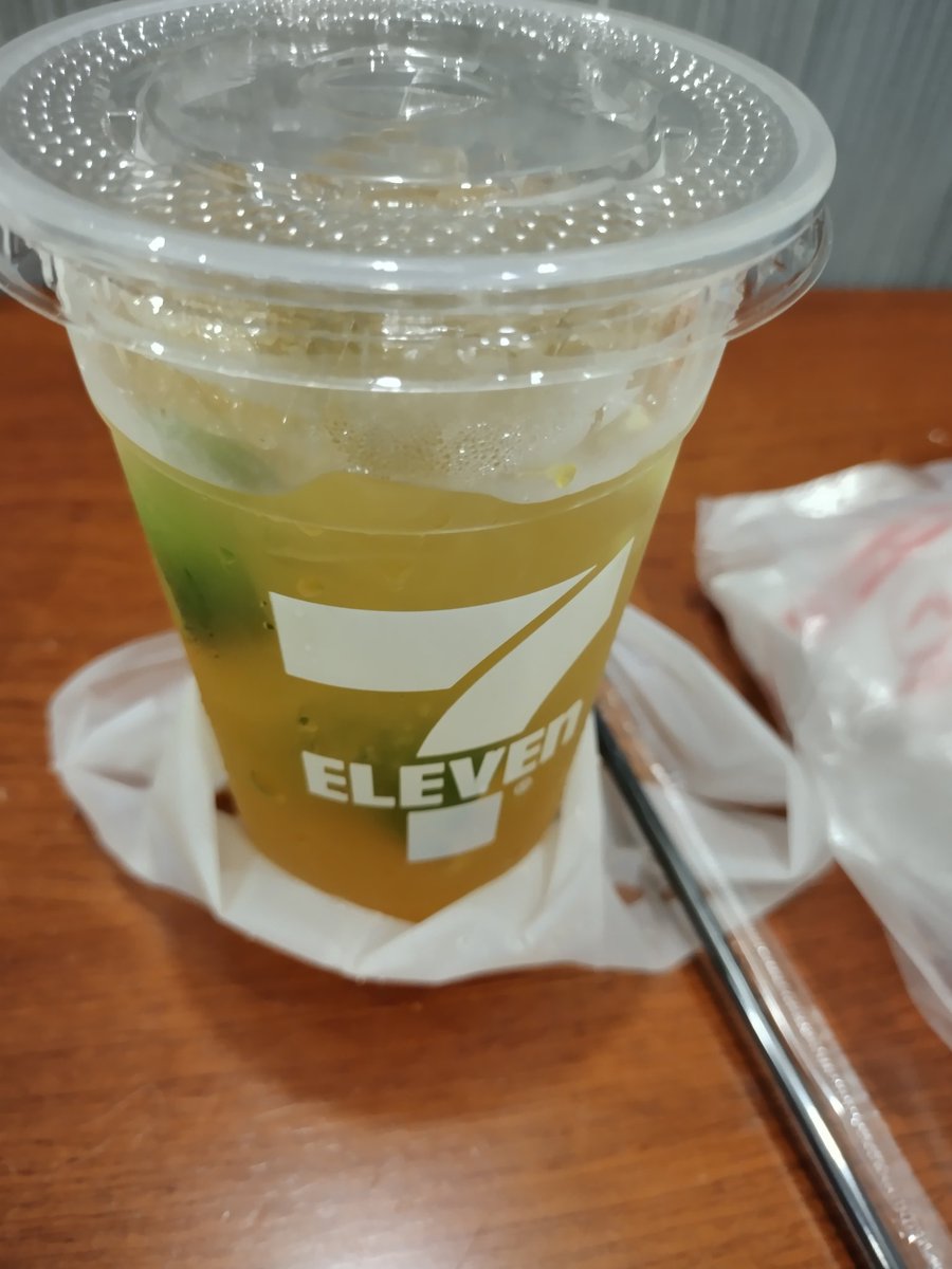 sealgot's tweet photo. セブンのうますぎるライムティー🍋‍🟩をオーナーとハウスキーパーちゃんにお土産した https://t.co/jZybmFL8kH