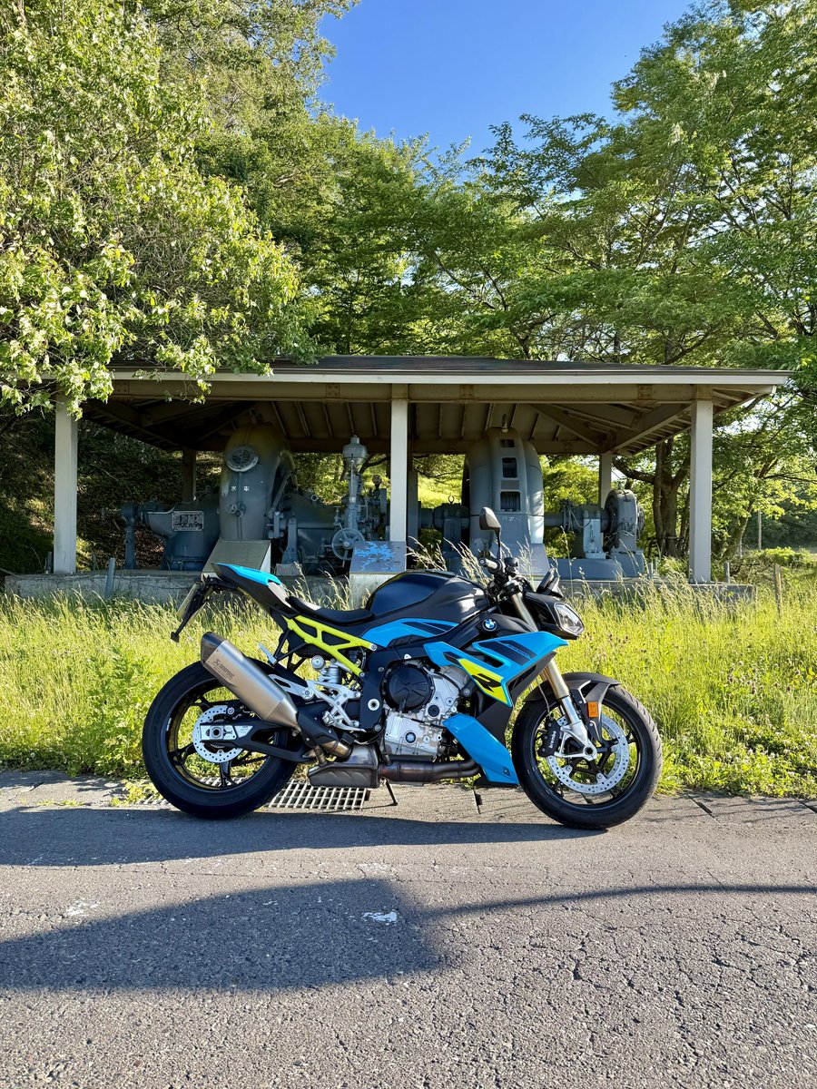 pxw04262's tweet photo. 今日は、日も傾いた16時から2時間ほどバイクに乗ってきました。青空と新緑が綺麗で気持ち良く走ってこれました。
明日は32℃予想なので、朝の涼しい時間帯に走ろうと思います
#S1000R https://t.co/8UU0OAalaZ
