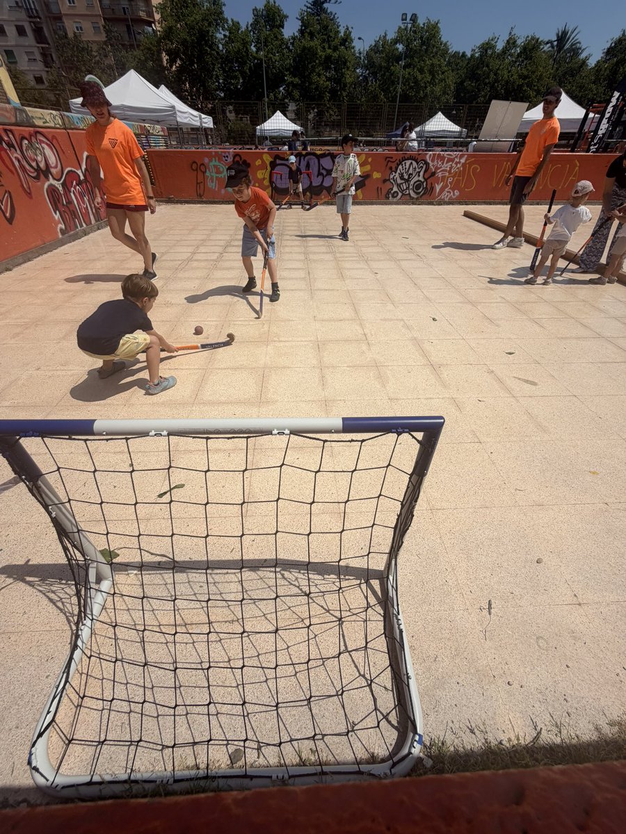 FDMValencia's tweet photo. Famílies amb xiquets de totes les edats han disfrutat a Benimaclet d’una nova jornada d’Esports al Barri
🥎🏑🏉🎾🤾🏻🥋♟️Grans i menuts han practicat pilota, judo, karate, pàdel, handbol, escacs, hoquei, beisbol i rugbi.  
☀️2️⃣0️⃣0️⃣ persones han disfrutat d’un matí d’esport i sol https://t.co/oFpyMgd7V7