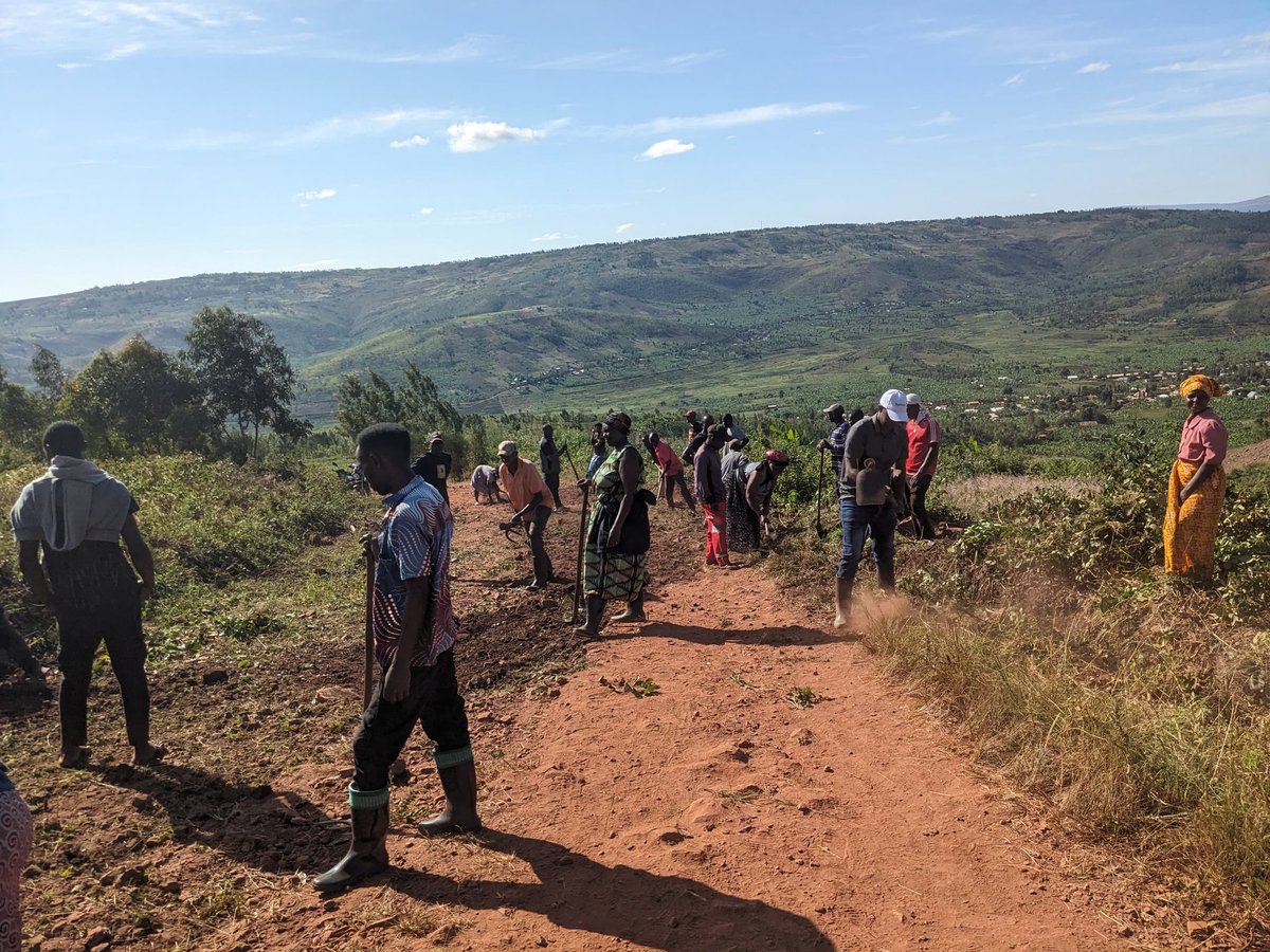 sector_murama's tweet photo. None @Muramasector habaye umuganda rusange usoza ukwezi kwa Gicurasi 2026.Hibanzwe:
Gusiba ibinogo mu mihanda,Kubakira abatishoboye,Gusana ibiraro,isuku muri centre z'ubucuruzi. Nyuma haganiriwe ku isuku,Kwirinda Ebola,MUSA,Season C.
@KayonzaDistrict https://t.co/pSTlyKu5kh