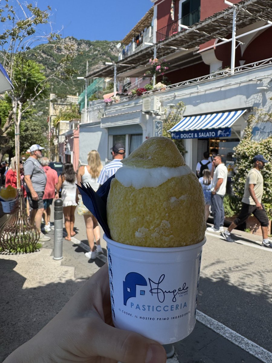 acimgurme's tweet photo. Meşhur limonlu sorbeti deniyoruz.. Tadi aynı buzparmak gibi sadece limon oyma işçiliğinden ötürü 8€ Abartılı bulduk. 5/10 https://t.co/JNFgxRI51E