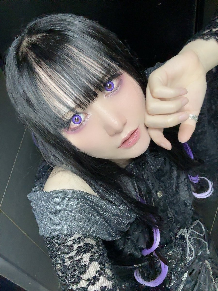 M_Saga_iori's tweet photo. 昨日は心斎橋VARONお疲れ様でした！
平日でしたがお仕事終わりやお休みを確保して来てくれた方も沢山いて本当に嬉しかったです皆ありがとう😭✨
初見の方も多かったかと思いますが温かく迎えて下さりライブもとても楽しめました🤘✨
物販に来てくれた方もありがとう御座いました😊
大阪はまた7月に！ https://t.co/xurNF4nREC